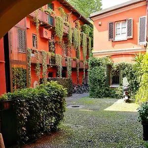 - Alzaia Naviglio Grande Milão